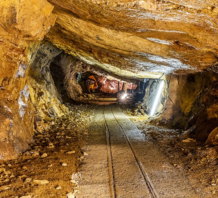 Attività nelle antiche miniere di Dossena.