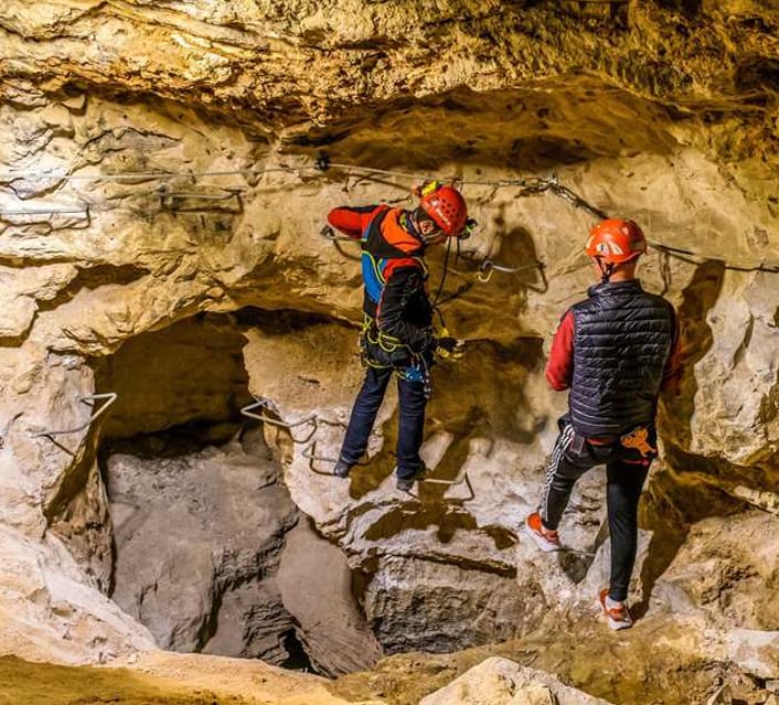 In visita al Parco Speleologico di Dossena.